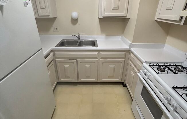 1 bed, 1 bath, 700 sqft, $899, Unit Custer-314