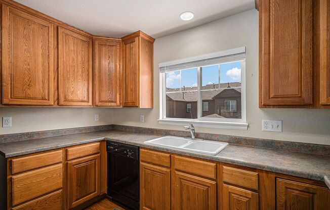 Spacious 3 bedroom in the heart of Castle Rock!