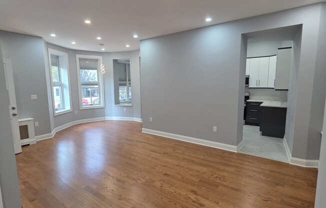 511 RDG PKWY PARLOR