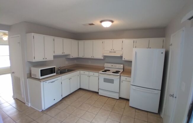 Unfurnished 2 Bedroom, 1.5 Bath Town Home in Socastee! New Paint!