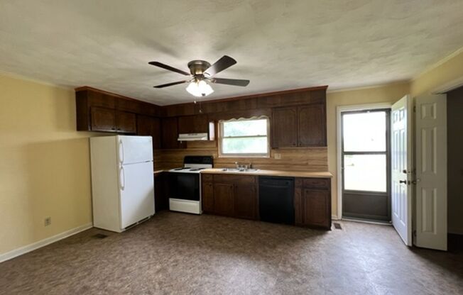 3 beds, 2 baths, $1,500