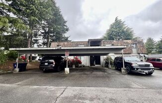 Upper-Floor Unit in Fourplex near Tacoma Mall