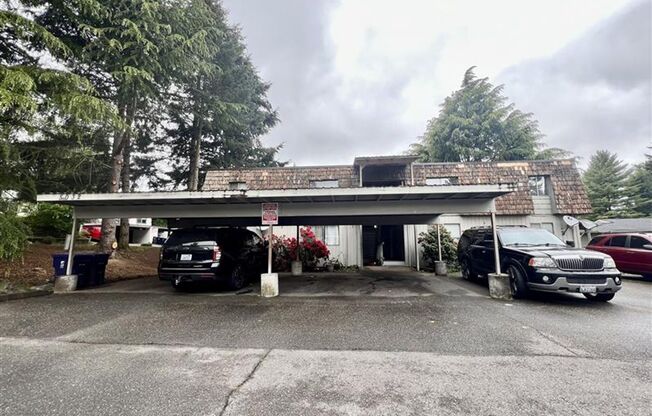 Upper-Floor Unit in Fourplex near Tacoma Mall