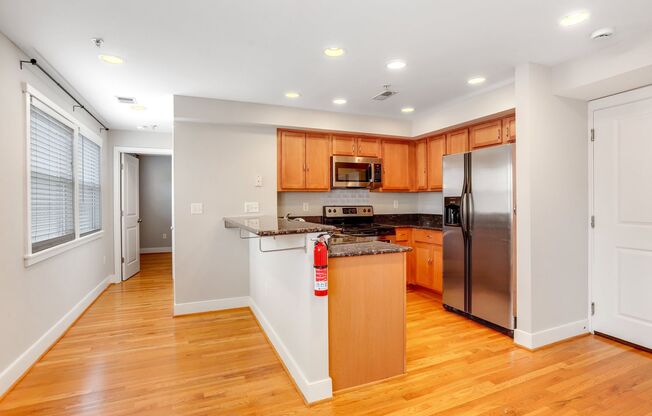 Stylish Condo in Hill East - Parking Space Included!