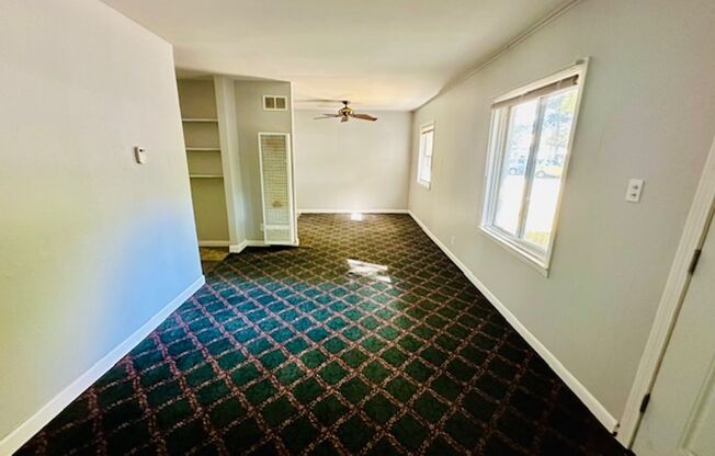 1 bed, 1 bath, 500 sqft, $850, Unit 5276 S Wayne Rd