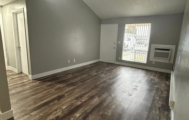 3 beds, 1 bath, 890 sqft, $1,595, Unit 505 M2