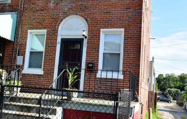 Adorable Updated End Rowhome! 2BR and 2 Bath in Brightwood