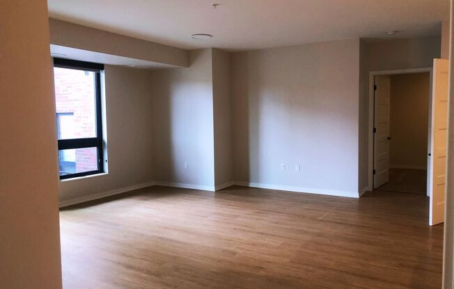 1 bed, 1 bath, 1,013 sqft, $2,989, Unit 102