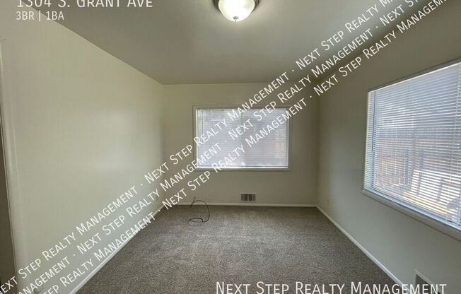 1304 S GRANT AVE