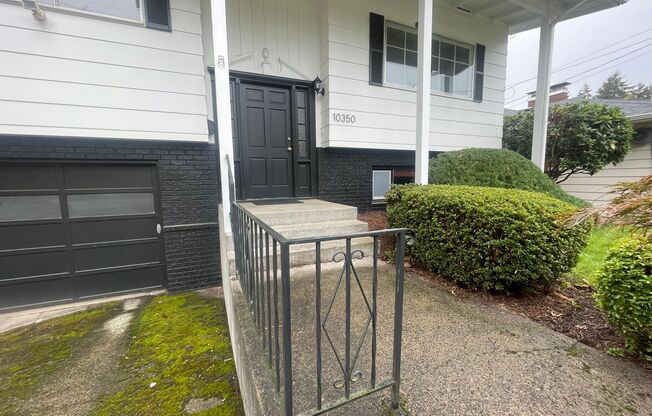 3Bd/ 2.5Ba Home in Parkrose Heights Neighborhood in Portland ~ 2 Car Garage, Washer/Dryer, Vegetable Garden Available!!!!