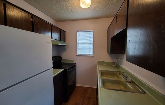 1 bed, 1 bath, 631 sqft, $1,000, Unit Apt B