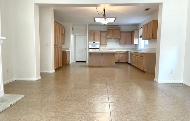 4 Bedroom with Office in N.W. Bakersfield