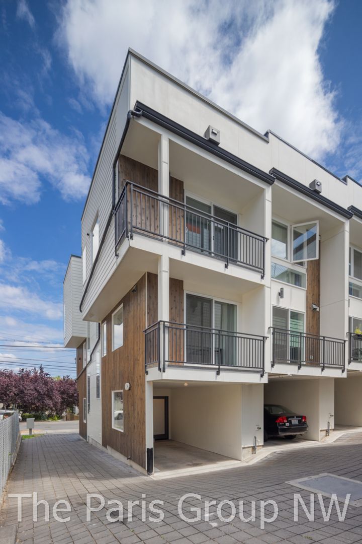 Modern 2BR Columbia City/Hillman City Townhome * 2 Roof Decks, Carport & A/C!
