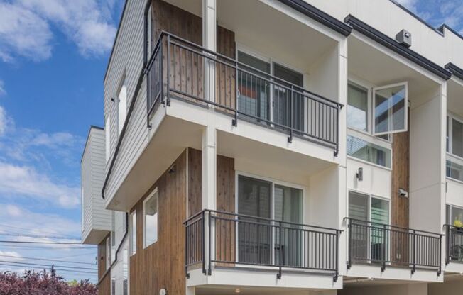 Modern 2BR Columbia City/Hillman City Townhome * 2 Roof Decks, Carport & A/C!