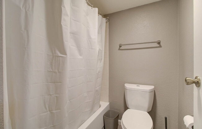 2 beds, 2 baths, 1,095 sqft, $1,600, Unit 140