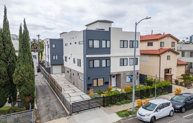 1139 N Bronson Ave