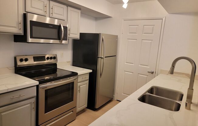 NICE 1 BED 1 BATH GROUND FLOOR CONDO READY TO GO!