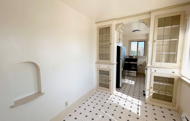 2 beds, 1 bath, 876 sqft, $1,995, Unit Court - D