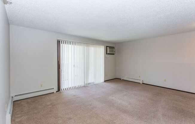 2 beds, 1 bath, 840 sqft, $1,395, Unit 136