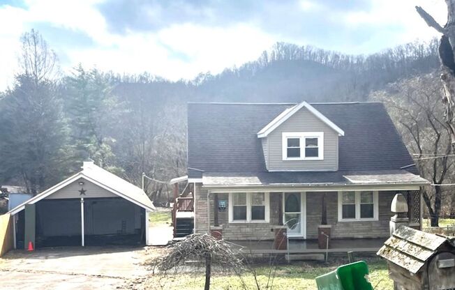 Five Bedroom Three Bath Home in Cross Lanes minutes from I-64 For Quick Access to Charleston and/or Teays Valley