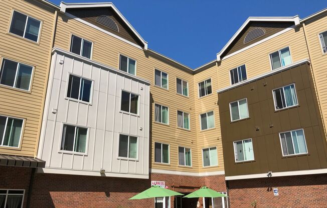 Newly remodeled 4-story Apartment Downtown Renton