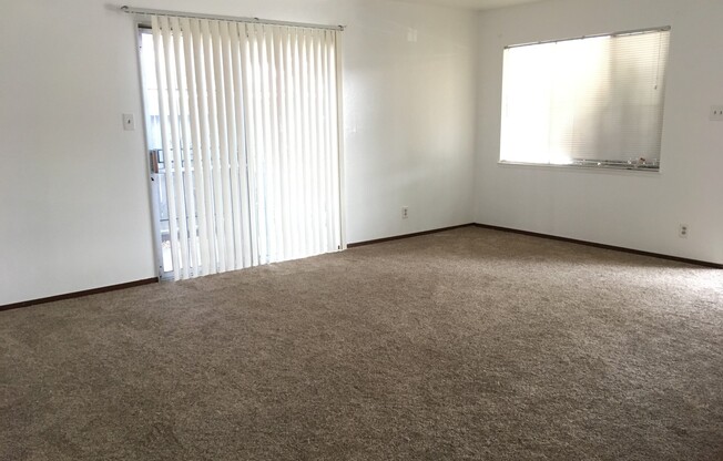 2 beds, 1 bath, 950 sqft, $2,375, Unit 4831 Overend Ave