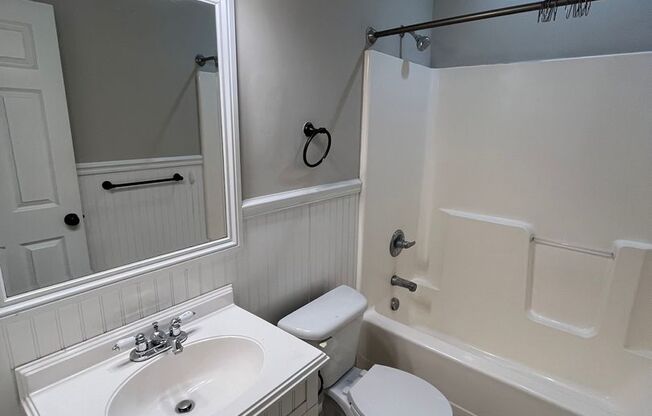 3 beds, 2 baths, $1,220, Unit Apt. 1