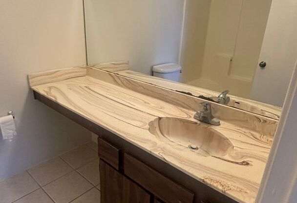 1 bed, 1 bath, 640 sqft, $950, Unit 230