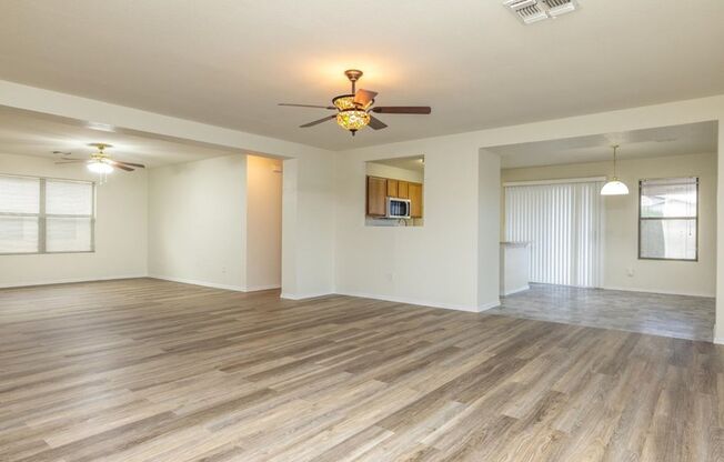 3 Bedroom 2 Bathroom -VAIL SCHOOL DISTRICT!!! CORNER LOT NEAR PURPLE HEART PARK!