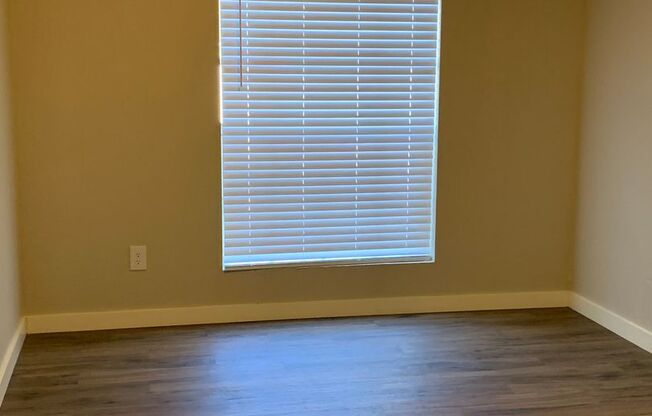 2 beds, 1 bath, 897 sqft, $975, Unit 2001