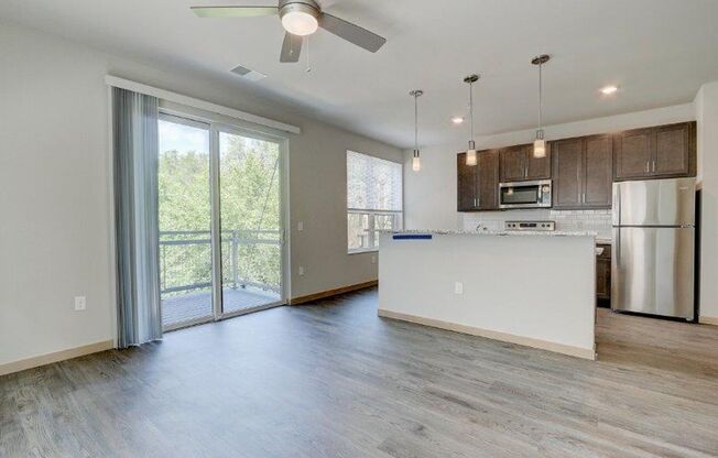 2 beds, 2 baths, 998 sqft, $2,520, Unit 220