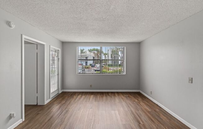 ONE BEDROOM ONE BATHROOM!! Waterfront Community!!