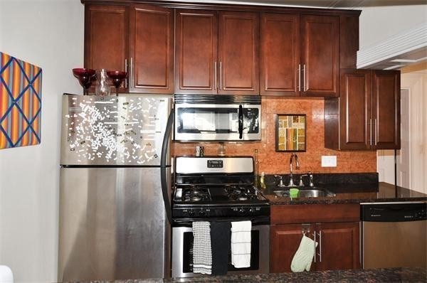 3 beds, 2 baths, 1,048 sqft, $6,000, Unit 44