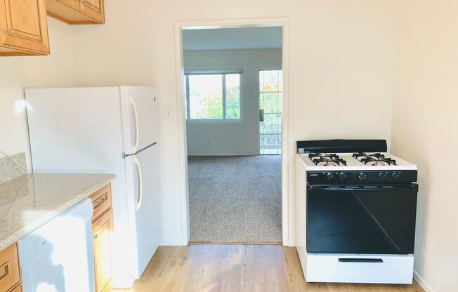 2 beds, 1 bath, $2,595, Unit 1954 1/2 Oliver Avenue