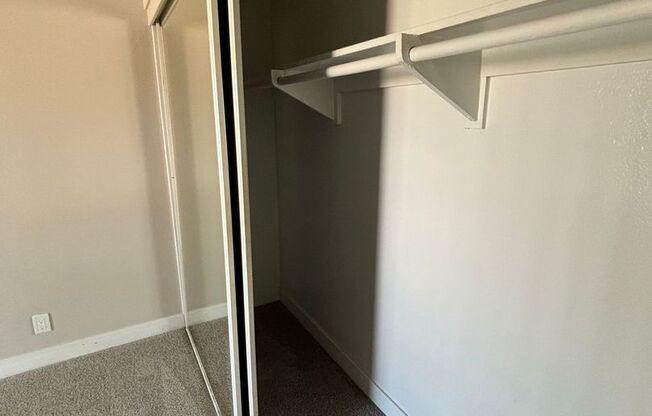 2 beds, 1 bath, 930 sqft, $2,600, Unit 076