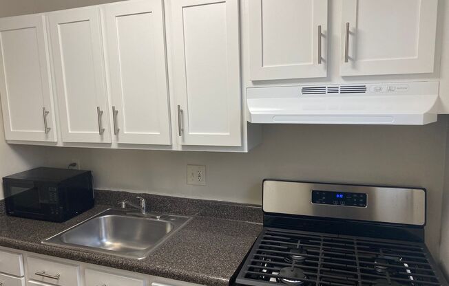 3 beds, 1 bath, $1,979, Unit 202