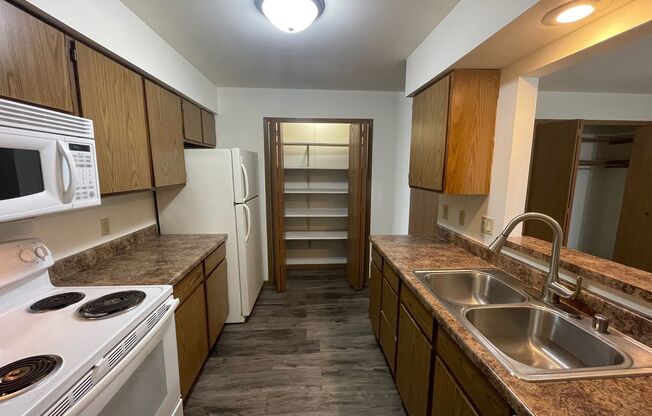 3 beds, 1 bath, 1,040 sqft, $1,695, Unit 3156-208