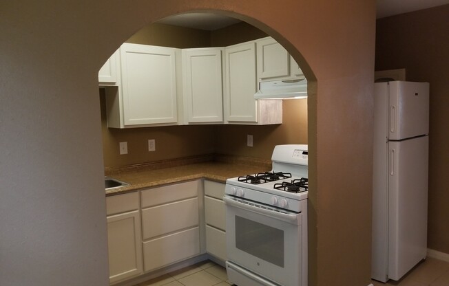 2 beds, 1 bath, 700 sqft, $925, Unit Unit 4