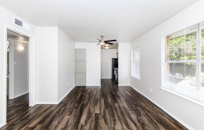 2 beds, 1 bath, 889 sqft, $1,000