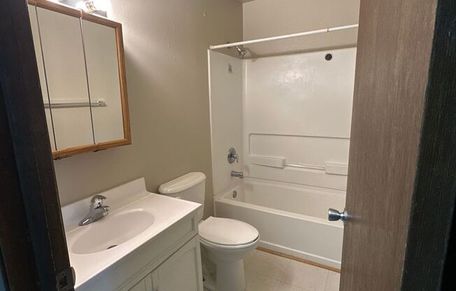 2 beds, 1 bath, $545, Unit 1