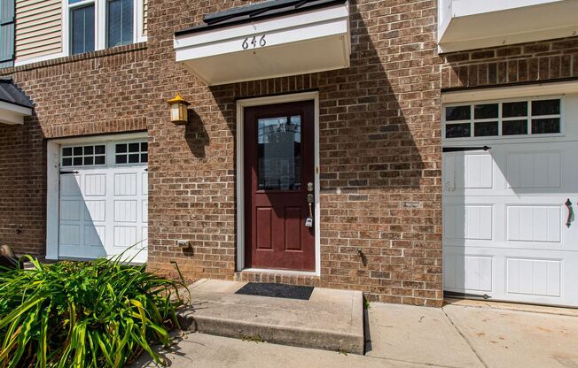 Beautifully Maintained 4BR/3.5BA End-Unit Townhome in Twin Lakes