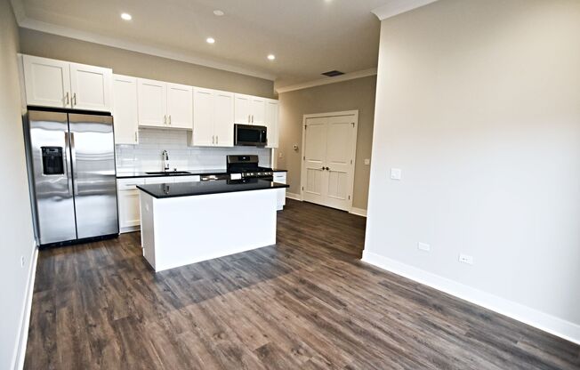 2 beds, 2 baths, 950 sqft, $3,550, Unit 927-301