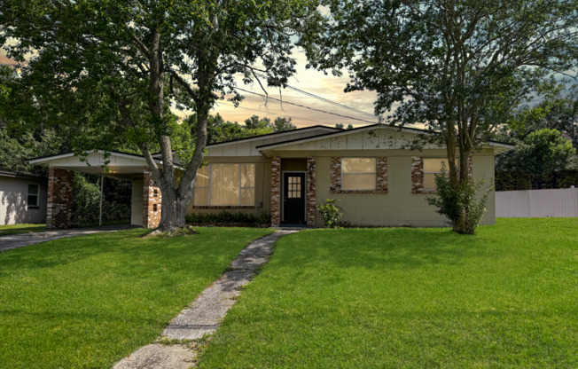 3 Bed, 2 Bath Family Home Located on the Westside!