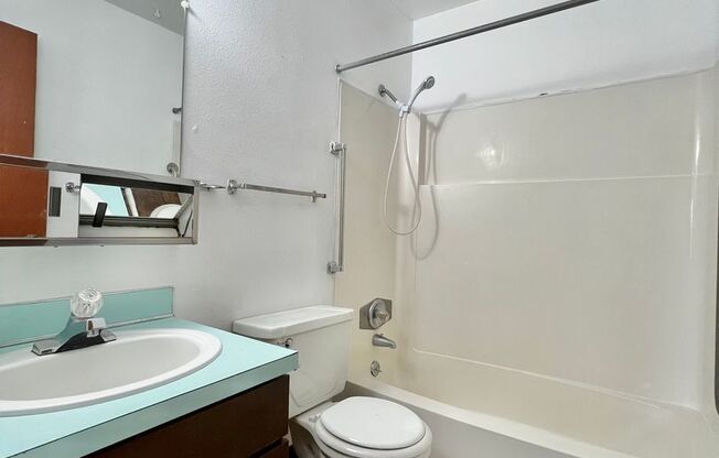 2 beds, 1 bath, 715 sqft, $995, Unit A8