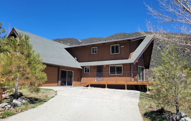 4 Bedroom Mountain Home Close to Town!