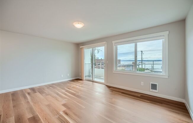 Charming 1bed/1bath Apartment with Stunning Waterfront Views on Alki Beach!