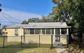 2 Bedroom / 1 Bath Sanford Cottage Available Now!