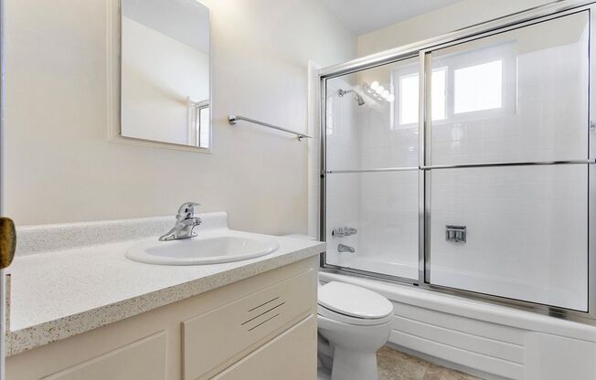 2 beds, 1 bath, $2,200, Unit 2221 San Antonio Ave #J