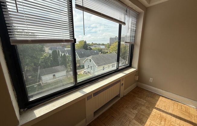 2 beds, 1 bath, $1,295, Unit 410