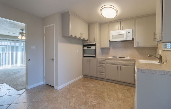 $500 Leasing Signing Bonus * Limited Time Only * Gorgeous and Very Spacious + Modern Amenities!